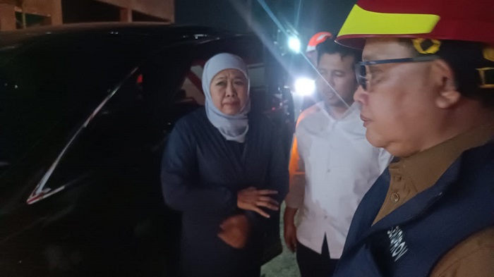Gubernur Jawa Timur, Khofifah Indar parawansa bersama Wakil Gubernur, Emir Listianto Dardak saat berada di lokasi ambruknya bangunan masjid Pondok Pesatren Al Khoziny Buduran.