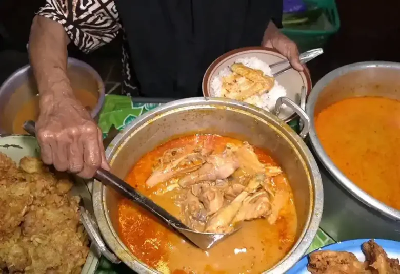 Salah satu menu kuliner khas Bojonegoro, kikil saritong di Warung Kikil "Mbah Su" Pacul (foto: Yusuf Farda Channel/facebook)