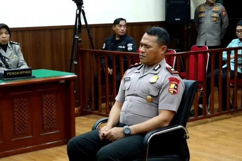 Kompol Kosmas K. Gae menjalani sidang etik di ruang sidang di Gedung TNCC Mabes Polri, Jakarta, Rabu (3/9/2025). (foto: Antara)