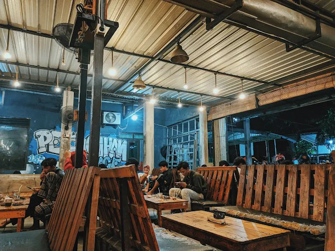 Kopi O Surodinawan, salah satu tempat ngopi yang buka 24 jam di Kota Mojokerto (foto David/Google)