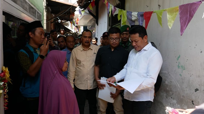 Bupati Sidoarjo, Subandi saat penyerahan kunci penerima bantuan renovasi RTLH warga Sidokumpul.