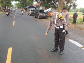 Piket Lantas Polsek Srono saat melakukan olah TKP kecelakaan mobil kontra motor di Jalan Raya Srono, Banyuwangi, Selasa (9/9/2025). (blok-a.com/Kuryanto)