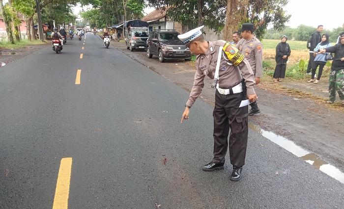 Piket Lantas Polsek Srono saat melakukan olah TKP kecelakaan mobil kontra motor di Jalan Raya Srono, Banyuwangi, Selasa (9/9/2025). (blok-a.com/Kuryanto)