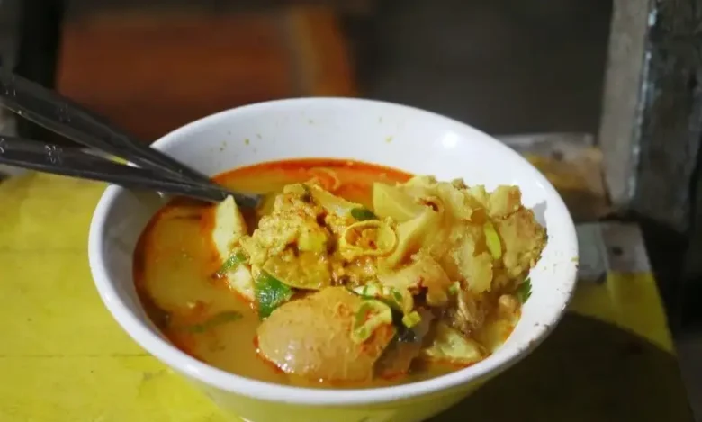 Lontong kikil khas Gresik (foto: Rifia Nisya/ranselmungil)