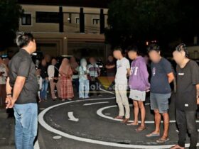 114 pelaku penyerangan Mako Polres Blitar Kota yang tidak memenuhi unsur pidana tidak ditahan, dan telah dipulangkan kepada orang tua masing-masing. (blok-a.com/Fajar)