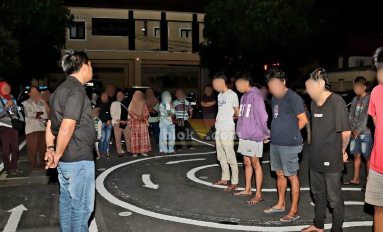 114 pelaku penyerangan Mako Polres Blitar Kota yang tidak memenuhi unsur pidana tidak ditahan, dan telah dipulangkan kepada orang tua masing-masing. (blok-a.com/Fajar)