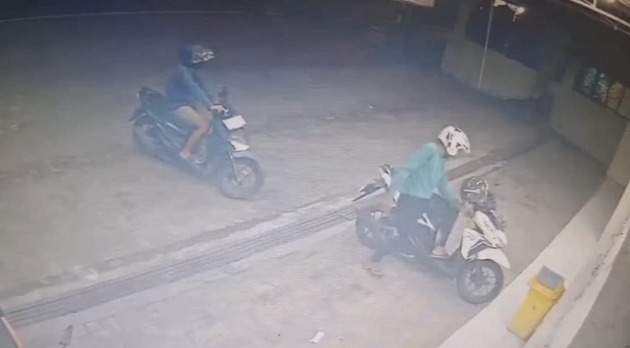 Pelaku mencuri motor milik karyawan Alfamart Pacing, Bangsal, Mojokerto yang terekam CCTV.(Tangkapan layar CCTV Alfamart)