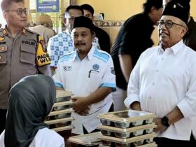 Bupati Blitar, Drs. H. Rijanto, MM, meninjau pelaksanaan Program Makan Bergizi Gratis (MBG) di SMK PGRI Wlingi. (blok-a.com/Fajar)
