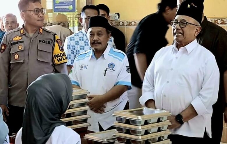 Bupati Blitar, Drs. H. Rijanto, MM, meninjau pelaksanaan Program Makan Bergizi Gratis (MBG) di SMK PGRI Wlingi. (blok-a.com/Fajar)