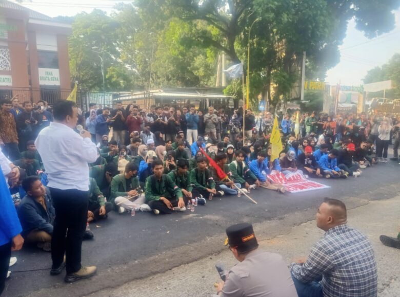 Wabup Magetan Suyatni Priasmoro saat menemui massa aksi damai PMII.