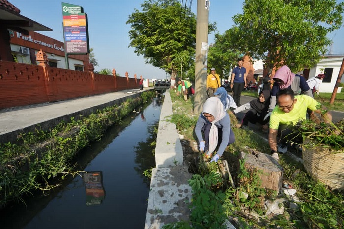 Wali Kota Mojokerto Ika Puspita Sari nampak kerja bakti dalam rangka peringatan World Clean Up Day 2025 di gedongan, kota Mojokerto.(blok-a.com/Syahrul Wijaya)
