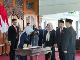 Wali kota Mojokerto Ika Puspita Sari saat melantik pejabat pimpinan tinggi Pratama.(Syahrul Wijaya)