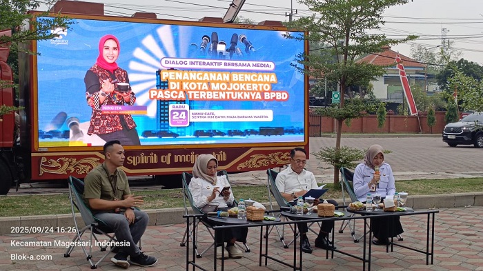 Wali kota Mojokerto didampingi Sekda, Kadis Kominfo dan Kalaksa dalam acara dialog interaktif bersama media.(blok-a.com/Syahrul Wijaya)