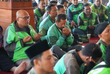Driver ojol sedang ikuti doa bersama Forkopimda kota Mojokerto di rumah rakyat.(blok-a.com/Syahrul Wijaya)