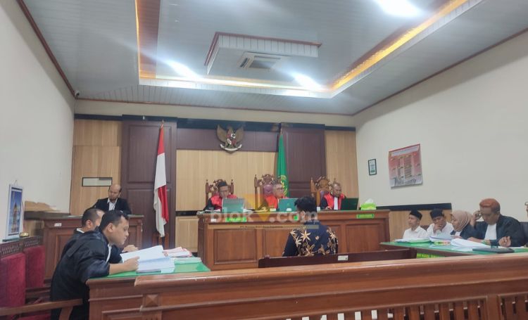 Asisten verifikator ATR/BPN Gresik mengakui praktik jalur orang dalam sudah jadi kebiasaan di BPN Gresik.(blok-a.com/ivan)