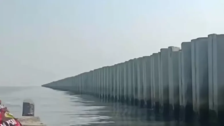 Penampakan pagar beton di laut Cilincing, Jakarta Utara (foto: @arie_ngetren/instagram)