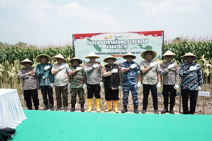 Bupati Jombang H Warsubi hadiri panen raya jagung kuartal III di lahan desa Keras, Kecamatan Diwek, Jombang.(blok-a.com/Syahrul Wijaya)