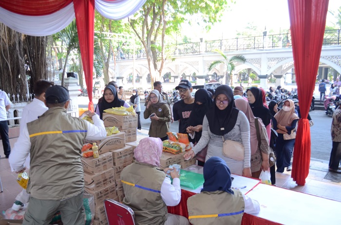 Masyarakat antusias membeli kebutuhan pokok yang dijual dengan harga terjangkau di Pendopo Alun-Alun Gresik.(ist)