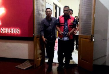 HS menggunakan rompi merah muda setelah ditetapkan Kejari Blitar sebagai tersangka kasus dugaan tindak pidana korupsi di   PDAM Tirta Penataran. (blok-a.com/Fajar)