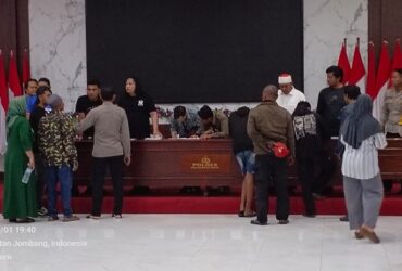  Para pelajar yang diamankan di Mapolres Mojokerto kota saat akan diserahkan kepada orangtuanya.(Blok-a.com/Syahrul Wijaya)