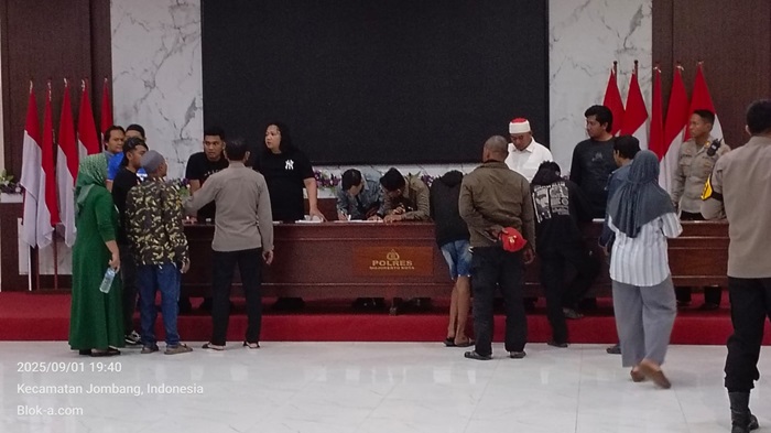 Para pelajar yang diamankan di Mapolres Mojokerto kota saat akan diserahkan kepada orangtuanya.(Blok-a.com/Syahrul Wijaya)