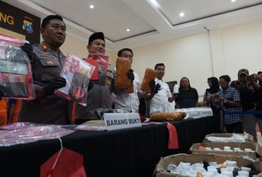 Polisi tunjukkan barang bukti narkoba yang berhasil diamankan di Mapolres Jombang.(blok-a.com/Syahrul Wijaya)