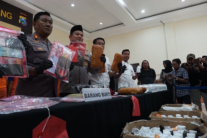 Polisi tunjukkan barang bukti narkoba yang berhasil diamankan di Mapolres Jombang.(blok-a.com/Syahrul Wijaya)