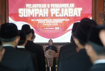 Sejumlah pejabat yang dilantik oleh wali kota Mojokerto di pendopo Sabha Kridatama Rumah Rakyat.(blok-a.com/Syahrul Wijaya)