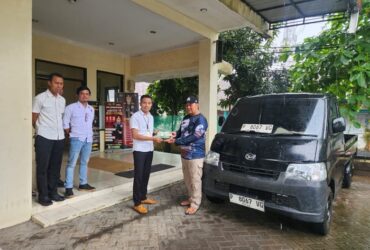 Kanit Reskrim Polsek Rogojampi, Ipda Ocky Heru Prasetyo, saat menyerahkan mobil Daihatsu Grandmax kepada pemiliknya, Senin (15/9/2025). (blok-a.com/Kuryanto)
