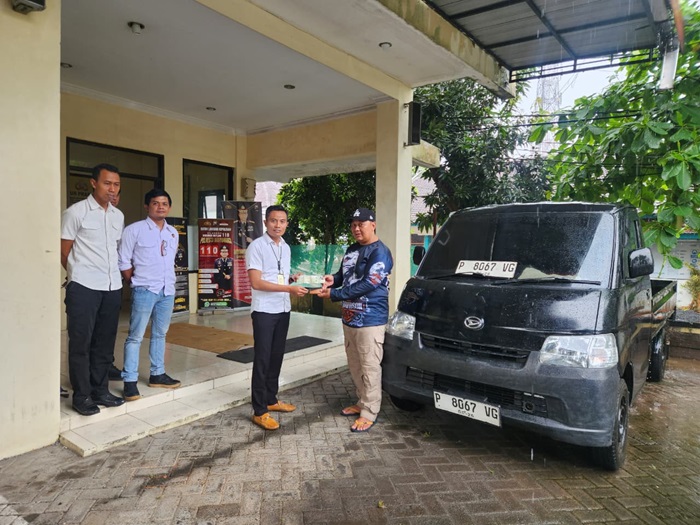 Kanit Reskrim Polsek Rogojampi, Ipda Ocky Heru Prasetyo, saat menyerahkan mobil Daihatsu Grandmax kepada pemiliknya, Senin (15/9/2025). (blok-a.com/Kuryanto)