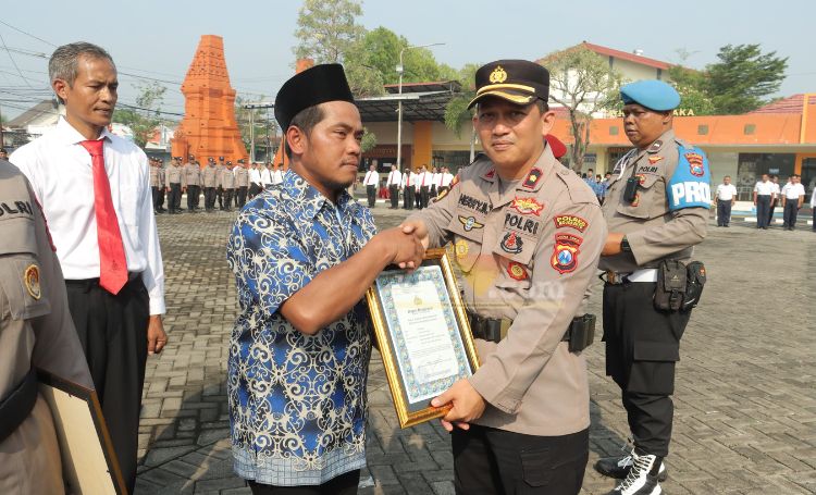 Suliswanto penemu potongan tubuh korban mutilasi di Pacet menerima penghargaan dari Polres Mojokertp.(blok-a.com/Syahrul Wijaya)