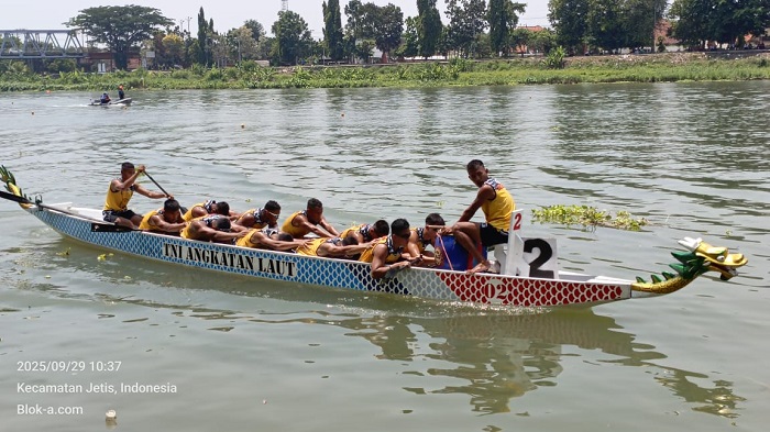 Sungai Brantas di kawasan Taman Brantas Indah (TBI), Desa Mlirip, Kecamatan Jetis, Kabupaten Mojokerto, mendadak menjadi pusat perhatian ribuan warga, Senin (29/9/2025) pagi.