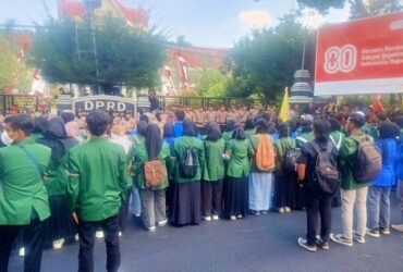 Aksi demo mahasiswa PMII di depan Gedung DPRD Magetan, Senin (1/9/2025).