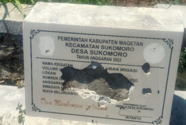 Kondisi saluran terkini, plakat proyek yang diduga sengaja dirusak sehingga hanya menampilkan Tahun Anggaran Pekerjaan.
