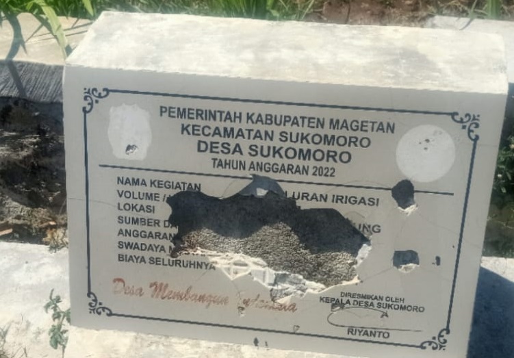 Kondisi saluran terkini, plakat proyek yang diduga sengaja dirusak sehingga hanya menampilkan Tahun Anggaran Pekerjaan.
