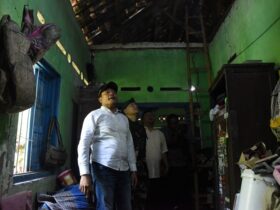 Bupati Sidoarjo meninjau rumah di Kecamatan Tarik, Kabupaten Sidoarjo yang hendak mendapatkan bantuan renovasi.