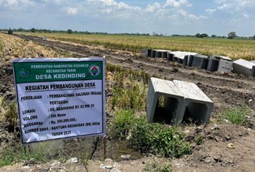 Proyek saluran irigasi Desa Kedinding, Kecamatan Tarik.
