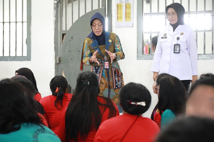 Sekda Sidoarjo Fenny Apridawati saat kunjungi Rutan Perempuan Kelas III Surabaya.