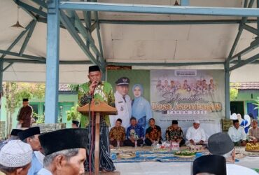 Kepala Desa Asembagus, Ali Ibang Fansuri, memberikan sambutan pada acara Selametan Desa (Kadisah).
