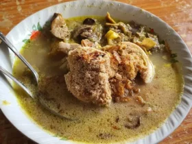 Sajian di rumah makan Soto Ayam Pak Koya, salah satu spot kuliner legendaris di Probolinggo (foto: Wiwit Hino/google)