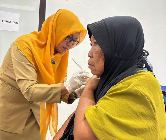 dr. Fitria Eko Briyanti saat melakukan tindakan vaksin, Selasa (02/09/2025). (Humas RSUD Genteng)