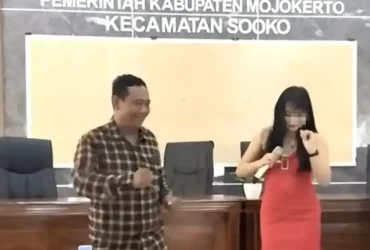 Tangkapan layar video salah satu kepala desa yang sedang joget di Kecamatan Sooko yang tuai sorotan di sosmed.