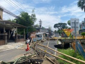 Penampakan jembatan Sonokembang di Kelurahan Pandanwangi, Kota Malang yang ambrol (blok-a/Bob Bimantara Leander)