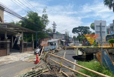 Penampakan jembatan Sonokembang di Kelurahan Pandanwangi, Kota Malang yang ambrol (blok-a/Bob Bimantara Leander)