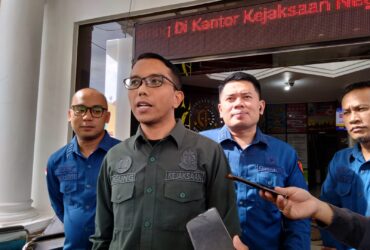 Kepala Seksi Intelijen Kejari Kota Malang, Agung Radityo diwawancara awak media (blok-a/Bob Bimantara Leander)