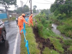 Petugas memasang garis pengaman di jalan alternatif penghubung Lawang-Singosari-Jabung yang mengalami longsor (BPBDKabMalang)