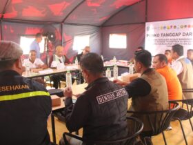 Teks foto : Pertemuan koordinasi BNPB di Posko Tanggap Darurat, Ponpes Al Khoziny, Buduran, Sidoarjo