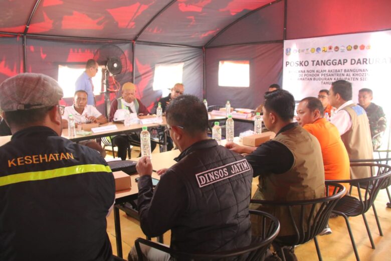 Teks foto : Pertemuan koordinasi BNPB di Posko Tanggap Darurat, Ponpes Al Khoziny, Buduran, Sidoarjo