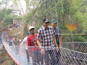 Wali Kota Malang, Wahyu Hidayat meninjau jembatan penghubung di Kelurahan Kedungkandang - Polehan, Kota Malang, Minggu (19/10/2025) (blok-a/Bob Bimantara Leander)