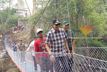 Wali Kota Malang, Wahyu Hidayat meninjau jembatan penghubung di Kelurahan Kedungkandang - Polehan, Kota Malang, Minggu (19/10/2025) (blok-a/Bob Bimantara Leander)